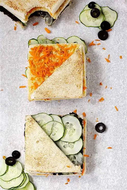 бутерброд с хумусом и тапенадом