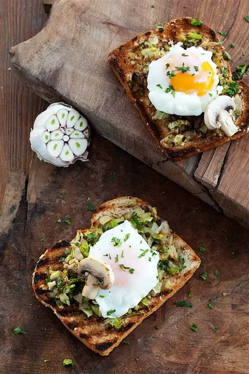 жареный чесночный и овощной тост с яйцом