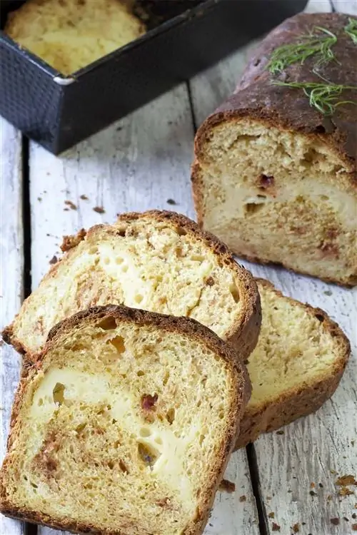 Нарезанный хлеб с сыром, свеклой и укропом