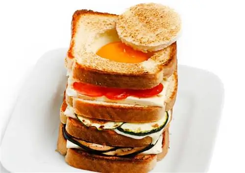 бутерброд с яйцом и овощами