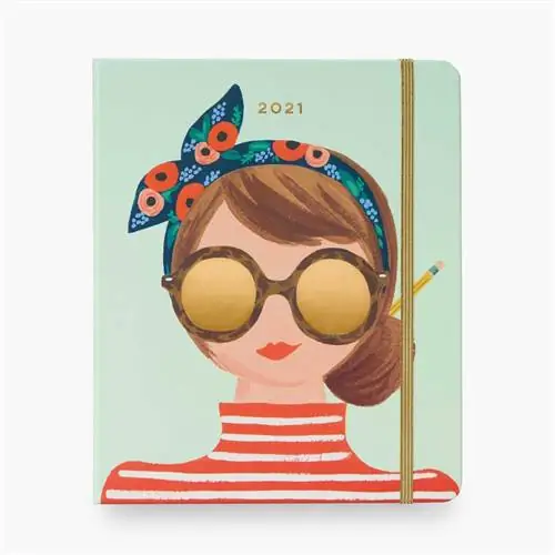 школьный дневник с рисунком девочки на обложке