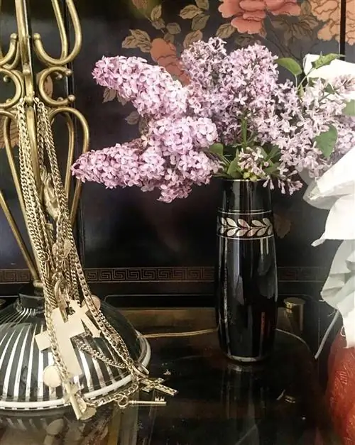 Флористическая деталь в спальне дома Бибианы Фернандес