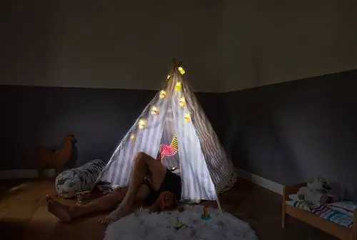 отец играет в детском вигваме