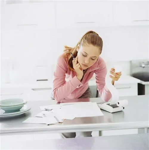 женщина смотрит на свои счета