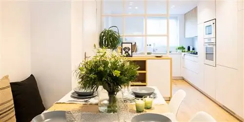 Полуоткрытая кухня в белом и дереве