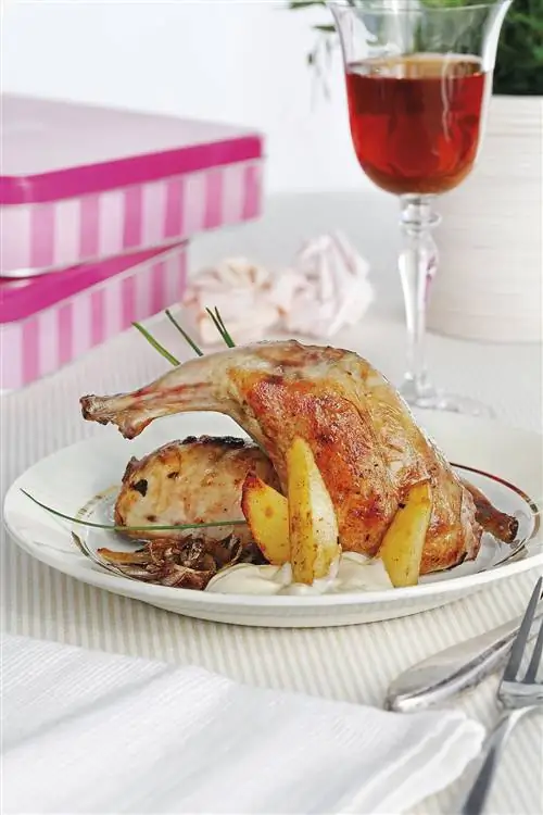 Запеченный кролик с соусом из айвы