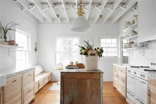 шикарная кухня открытой планировки в загородном доме