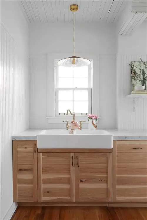 Шикарная кухня в деревенском стиле с раковиной в деревенском стиле и деревянной столешницей