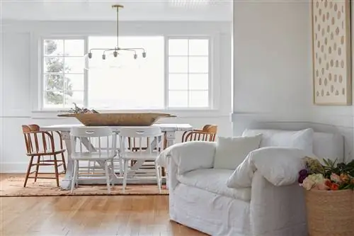 Шикарная столовая в фермерском доме с белым деревянным столом