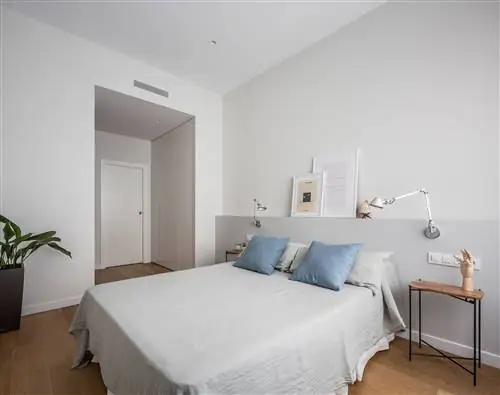 современный и минималистичный дизайн спальни в серых тонах