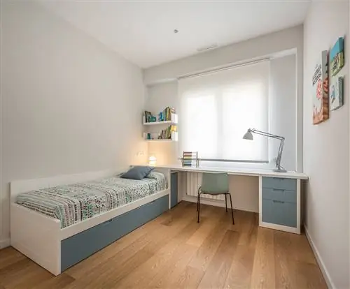 Молодежная спальня в скандинавском стиле с деревянным полом