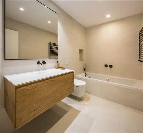 ванная комната с ванной, керамогранит и подвесная деревянная мебель