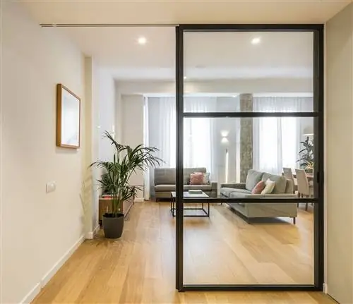 открытая гостиная в нейтральных тонах