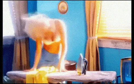 Леди Гага гладит