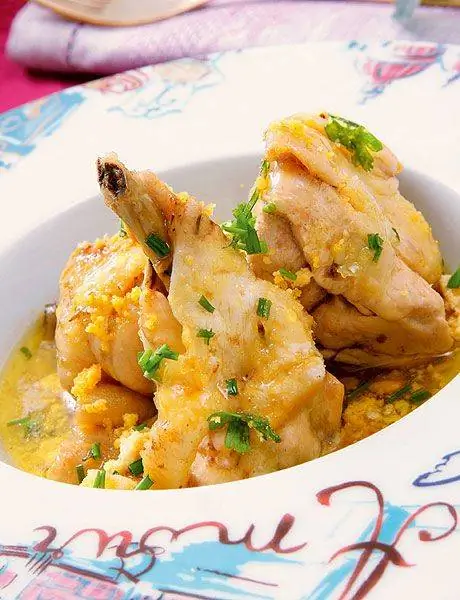 каплун с овощами и миндалем
