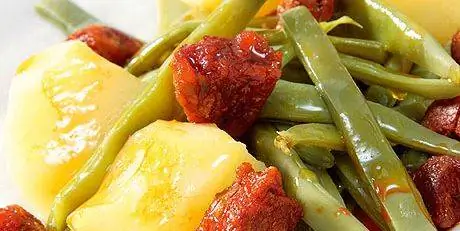 Украшение елки шаровыми украшениями с детскими мотивами, из среды обитания