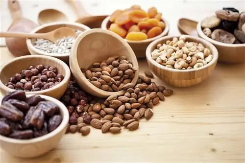 сухофрукты в деревянных мисках