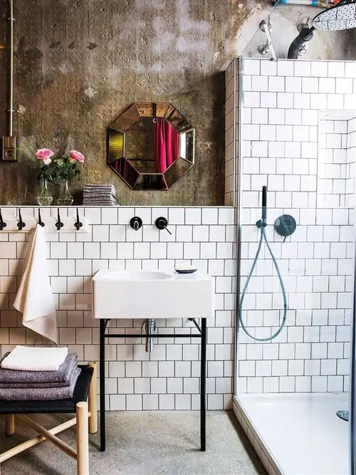 Красивая ванная комната в индустриальном стиле