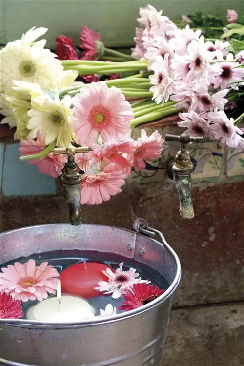 украсить свечами и цветами