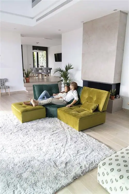 Испанский дизайн интерьера и современная гостиная с цветными креслами