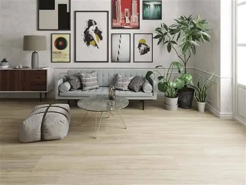 серая гостиная с полом под дерево