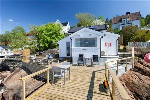 белая хижина у моря на airbnb