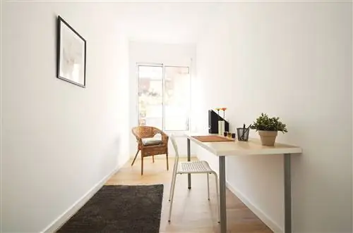 кабинет с белыми стенами