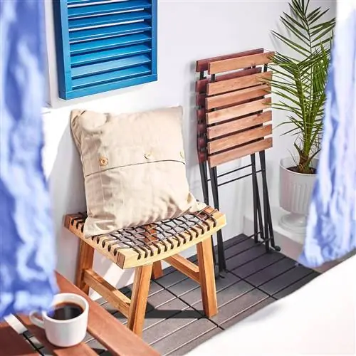 открытый деревянный табурет