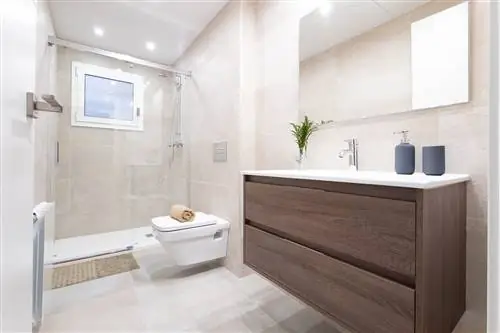 ванная комната со встроенной душевой кабиной и подвесной мебелью без ручек