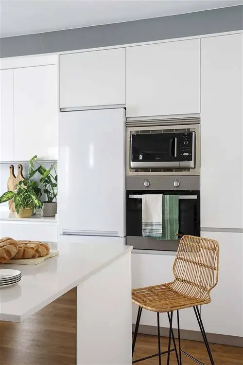экзотическая квартира в мадриде белая кухня с островом, выходящим в гостиную