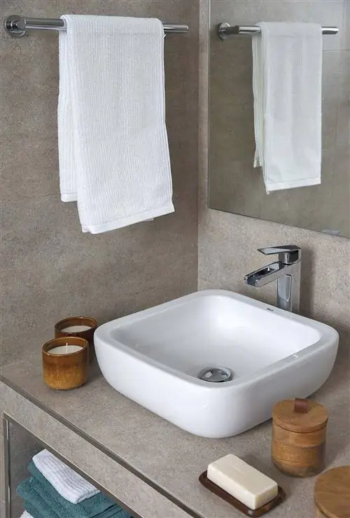 квартира в мадриде экзотическая серо-белая ванная комната