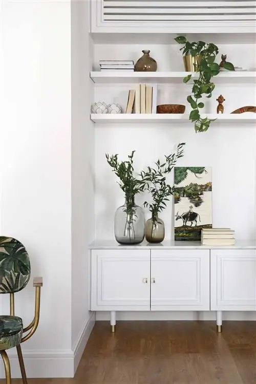 квартира в мадриде экзотическая гостиная с мягкой и белой мебелью