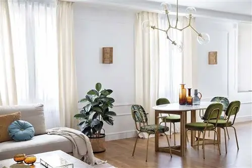 квартира в мадриде экзотическая столовая с бело-золотым столом