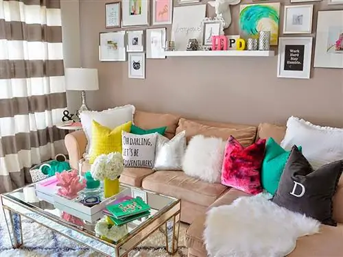 маленькая шикарная гостиная с подушками разных стилей