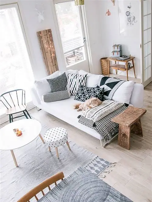 гостиная оформлена в черно-белых тонах