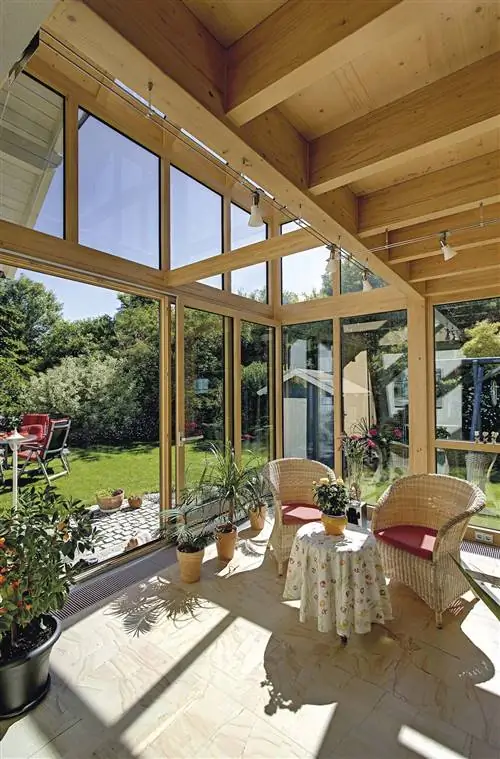 застекленная веранда с деревянной конструкцией