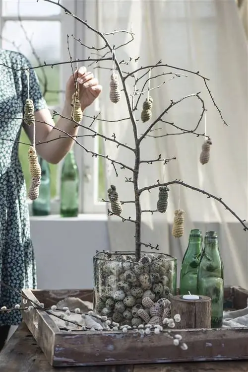 украсить пасхальное дерево украшениями и яйцами, Иб Лаурсен