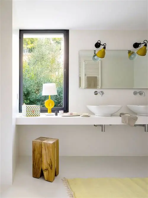 современная белая ванная комната с 2 раковинами на столешнице