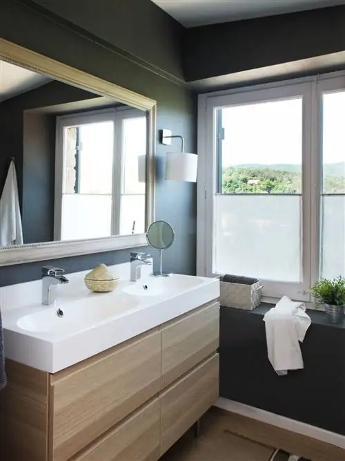 ванная комната с туалетным столиком на двоих