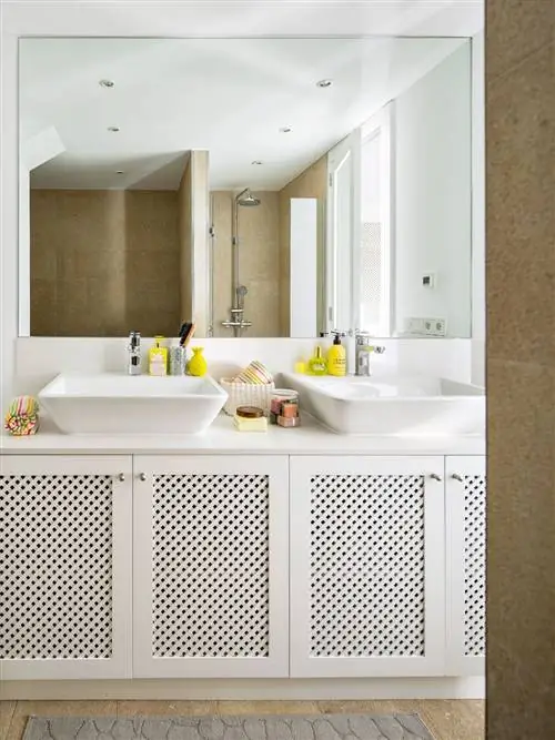 ванная комната с двумя раковинами на столешнице встроенная мебель