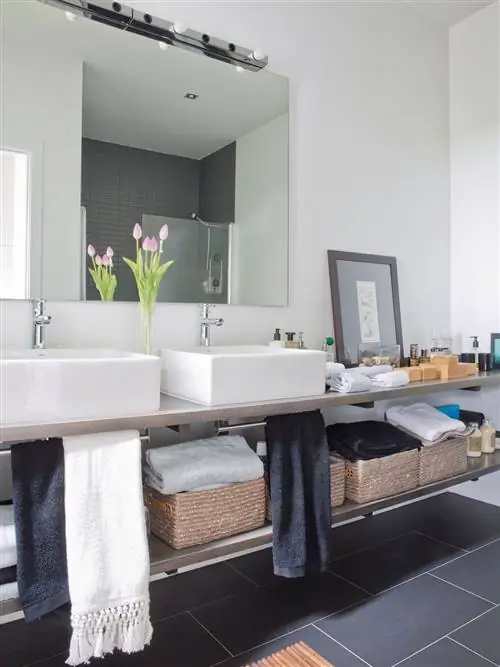 зона умывальника на двоих на подогнутой столешнице