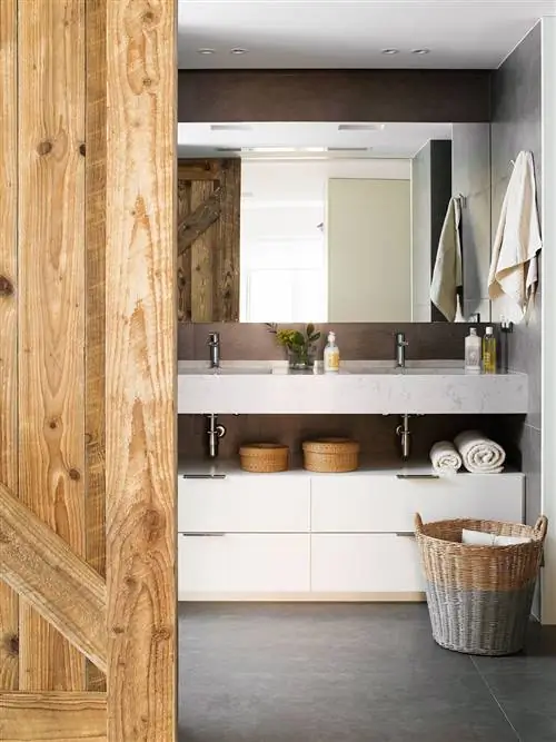 современная ванная комната с раздвижной деревянной дверью