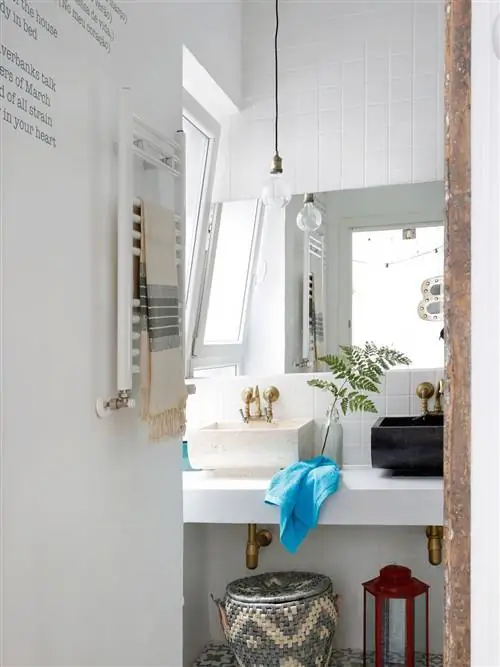 современная ванная комната с двумя раковинами, деревянная дверь