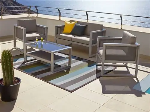 терраса с белым мозаичным полом