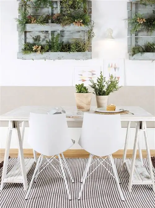 плантатор из поддонов для украшения стены террасы или столовой