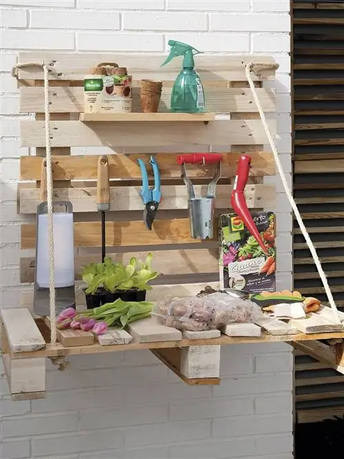 самодельный органайзер для садового инвентаря из поддонов