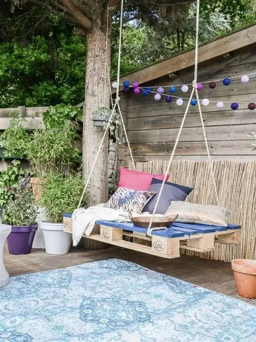 Мебель, Недвижимость, Диван, Мебель для улицы, Качели, Патио, Комната, Задний двор, Шезлонг, студия диван,