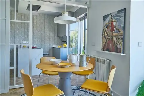 современная открытая кухня с мраморным полуостровом