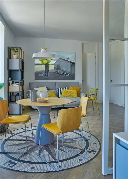 современная столовая, интегрированная в гостиную и оформленная в сером цвете