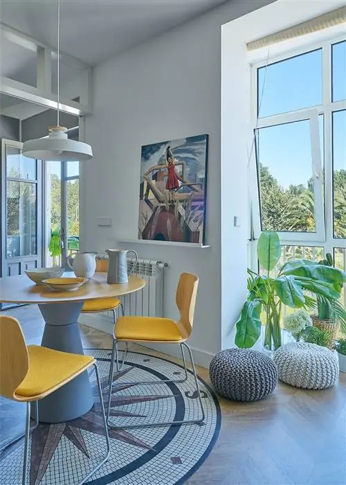 современная открытая столовая, украшенная пуфами и растениями